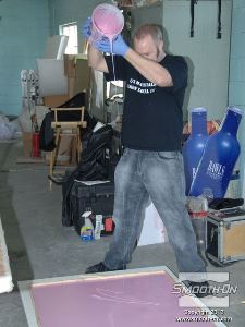 לחיצה להגדלת תמונה מכיוון שאין לו מכשיר להוצאת אוויר מתבנית הסיליקון Mold Max 30, אריק שופך את הסיליקון מגובה רב בכדי ליצור זרם ארוך ובכך לגרום לבועות לצאת החוצה.