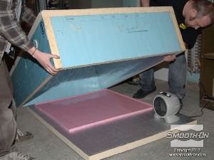 לחיצה להגדלת תמונה בגלל שזמן זה כסף, שמים את התבנית בתוך קופסת חימום כדי לזרז את ההתמצקות.