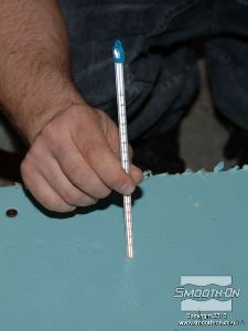 לחיצה להגדלת תמונה מודדים את הטמפרטורת בעזרת טרמומטר. הוראות להכנת קופסת החימום מופיעות בדף הטכני של Smooth-On.