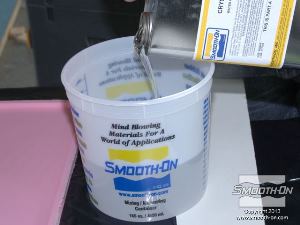 לחיצה להגדלת תמונה שופכים למיכל מדידה את הבסיס של הפוליאוריתן קשיח דמוי זכוכית SMASH.