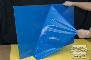 לחיצה להגדלת תמונה מורידים את יריעת ההגנה מאחד מצדי לוח האקריליק השקוף.