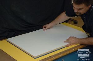 לחיצה להגדלת תמונה מניחים על לוח האקריליק לוח מלאמין נוסף ומפעילים לחץ עז שהאפוקסי מתמצק.