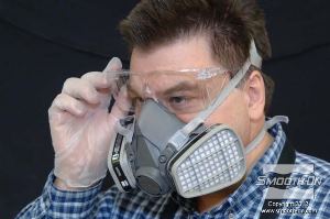 לחיצה להגדלת תמונה בטיחות בעבודה: יש ללבוש משקפי מגן ופילטר להגנה על הנשימה מאושר NIOSH.