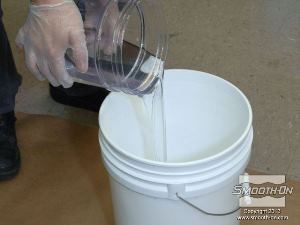 לחיצה להגדלת תמונה שופכים את הבסיס של הSMASH אל מיכל ערבוב.