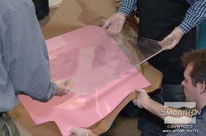 לחיצה להגדלת תמונה לאחר ההתמצקות, מושכים בזהירות ולאט את הנייר ותבנית הסיליקון מהשולחן בזמן שיציקת הפוליאורתן מוחזקת ויציבה.