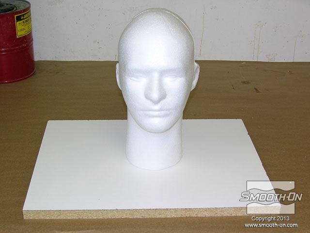 ממקמים את מודל ראש הקצף על לוח בסיס ממלאמין.