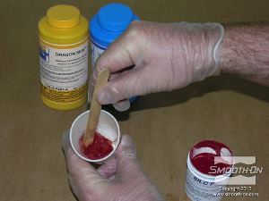 לחיצה להגדלת תמונה מודדים ומערבבים סיליקון רך דמוי גוף Dragon Skin® Fast, בתוספת פיגמנט Silc-Pig בצבע דם.