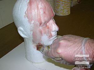 לחיצה להגדלת תמונה מורחים שכבה דקה של סיליקון רך Dragon Skin® Fast  על כל ראש הקצף (משאירים חלק נקי באחורי הראש).