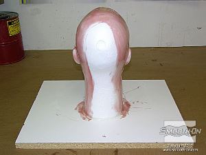 לחיצה להגדלת תמונה משאירים בחלק האחורי של ראש הקצף מקום ללא סיליקון שבו תהיה חתיכת הבד המתיח.