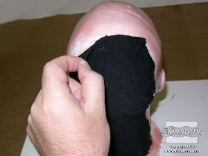 לחיצה להגדלת תמונה כאשר ה סיליקון למריחה  נעשה דביק (Tacky), מניחים את חתיכת הבד (החתוכה מראש) במקומה.