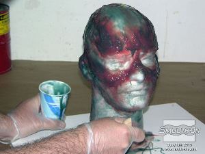 לחיצה להגדלת תמונה לאחר שהשכבה השניה התמצקה, מורחים שכבה נוספת (ללא מעבה) של סיליקון מהיר Dragon Skin® Fast  צבוע בפיגמנטי Silc-Pig בצבעים הרצויים.