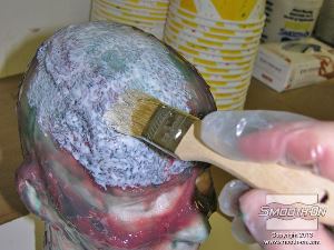 לחיצה להגדלת תמונה לאחר שהשכבה השלישית מתמצקת, מורחים בטפיחה את השכבה הסופית של סיליקון Dragon Skin® Fast  צבוע שתראה כדי להעניק מראה של עור זומבי.