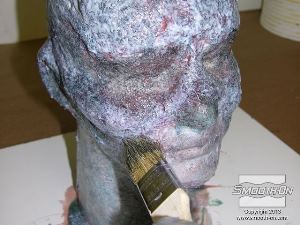 לחיצה להגדלת תמונה משתמשים בכמות קטנה של Dragon Skin® Fast  צבוע בפיגמנט Silc-Pig שחור כדי ליצור הצללות על המסיכה.