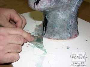 לחיצה להגדלת תמונה חותכים ומסירים את הגראדים מתחתית צוואר המסיכה בעזרת סכין חד.