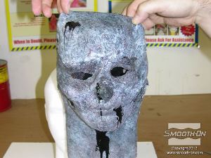 לחיצה להגדלת תמונה הופכים את המסיכה חזרה וכעת היא מוכנה ללבישה.