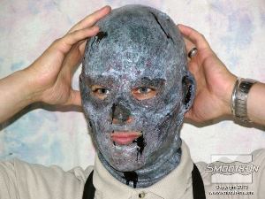 לחיצה להגדלת תמונה מסדרים את המסיכה על ראש המודל ומוודאים שהוא מסוגל לנשום ולראות בקלות.