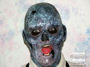 לחיצה להגדלת תמונה שמים קצת איפור מסביב לעיניים כדי להעניק למודל מראה זומבי מושלם!