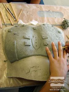 לחיצה להגדלת תמונה מפסלים על יציקת הגבס את פרטי השריון בעזרת חימר מעצבים על בסיס שמן LBT/NSP.