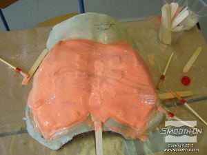 לחיצה להגדלת תמונה מורחים עוד סיליקון לתבניות במריחה Rebound 25 עד שמגיעים לעובי של 1 ס