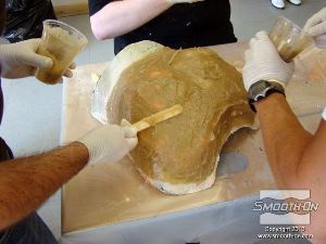 לחיצה להגדלת תמונה לאחר שהסיליקון מתמצק מורחים שכבה של פוליאוריתן מחוזק סיבים למריחה Plasti-Paste כדי ליצור מעיל תמיכה.