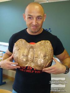 לחיצה להגדלת תמונה יציקת הפוליאורתן הגמורה מתאימה במדוייק לשחקן.