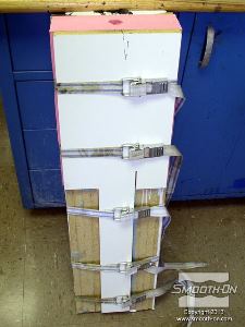 לחיצה להגדלת תמונה מעמידים את התבנית כך שפתח יציקת החומר נמצא למעלה.