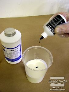 לחיצה להגדלת תמונה מוסיפים מספר טיפות של פיגמנט לפוליאוריתן So-Strong שחור למקשה.