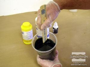 לחיצה להגדלת תמונה מערבבים בקפידה את הבסיס והמקשה של ה פוליאוריטן מוקצף גמיש FlexFoam-iT!® 25 . חושב לגרד את החומר מתחתית המיכל ודפנותיו.