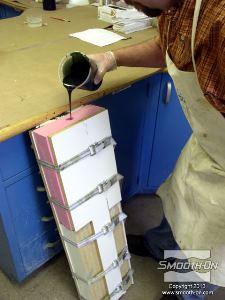 לחיצה להגדלת תמונה מיד לאחר הערבוב שופכים את קצף הפוליאורטן FlexFoam-iT!® 25  אל התבנית.