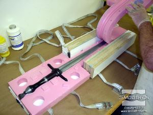לחיצה להגדלת תמונה לאחר שהFlexFoam-iT!® 25  התמצק לגמרי חולצים את החרב. אבקת פיגמנט לאפקטים מיוחדים - Cast Magic נקשרת לפוליאוריטן מוקצף  בזמן שהוא מתמצק.