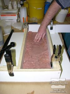 לחיצה להגדלת תמונה בונים מסגרת לתבנית שבה נשים את המודל המקורי. מניחים על רצפת המסגרת חימר נטול גופרית  NSP/LBT בעובי כ1.25 ס