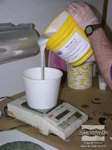 לחיצה להגדלת תמונה שוקלים את הבסיס של ה סיליקון ליציקה Mold Max® 30. יחס הערבוב הוא 100A:10B לפי משקל.