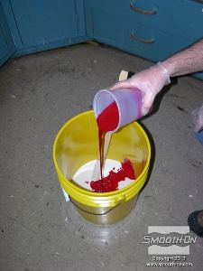 לחיצה להגדלת תמונה מוסיפים למיכל הערבוב גם את המקשה. 