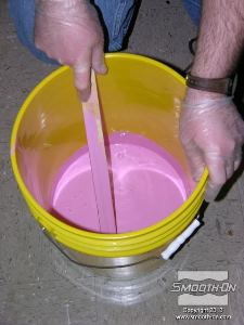 לחיצה להגדלת תמונה מערבבים ביסודיות ומגרדים גם את תחתית וצידי המיכל, עד שמתקבל צבע אחיד.