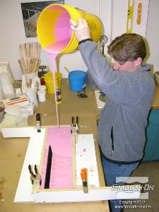 לחיצה להגדלת תמונה מערבבים ושופכים מנה חדשה של גומי סיליקון Mold Max 30 עד שהנקודה הכי גבוהה במודל מכוסה בלפחות 1.25 ס