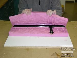 לחיצה להגדלת תמונה לאחר שהסיליקון מתמצק מוציאים את המודל המקורי מהתבנית.