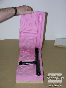 לחיצה להגדלת תמונה לאחר שהחומר מתמצק לגמרי, מקלפים את חצי התבנית העליון להוציא את היציקה ולהתחיל ליצוק אלות חדשות.