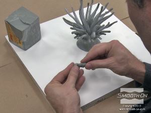 לחיצה להגדלת תמונה מתחילים בפיסול המודל המקורי בעזרת חימר נטול גופרית LBT/NSP. ראשית, יוצרים את הבסיס ומגלגלים את המשושות (הזרועות) של שושנת הים.