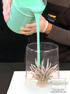 לחיצה להגדלת תמונה יוצקים את הסיליקון Mold Star® 15 אל תחתית התבנית בזרם ארוך ודק כדי למזער לכידה של אוויר בסיליקון.