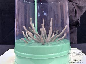 לחיצה להגדלת תמונה יוצקים את הסיליקון לנקודה יחידה ומניחים לו לעלות על המודל ולפלס את עצמו.