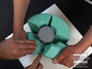 לחיצה להגדלת תמונה לא חותכים את התבנית עד לתחתית! חותכים מספיק כדי להוציא את המודל ומפסיקים כשניתן לחלוץ אותו.