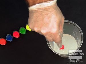 לחיצה להגדלת תמונה מערבבים מעט פיגמנט Ignite אדום עם מקשה הסיליקון EcoFlex® 00-30, עד שמתקבל צבע אחיד. הפיגמנט הפלואורוסנטי הוא מרוכז ביותר וכמות קטנה מספיקה להרבה חומר.