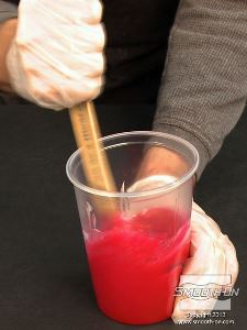 לחיצה להגדלת תמונה מערבבים ביסודיות את הבסיס והמקשה עד שמתקבלת תערובת בצבע אחיד. זמן העבודה של סיליקון רך EcoFlex® 00-30 הוא 45 דקות וזמן ההתמצקות שלו הוא 4 שעות.