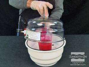 לחיצה להגדלת תמונה שמים את סיליקון EcoFlex® 00-30 בתא ואקום כדי להוציא ממנו בועות אוויר. מניחים לסיליקון לעלות, להשבר וליפול. משאוות הואקום צריכה להיות מסוגלת לייצר לחץ של 29 אינצ' כספית (~14 בר).