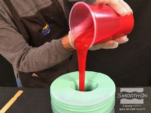 לחיצה להגדלת תמונה לאחר שעבר ואקום, שופכים לאט את הסיליקון EcoFlex® 00-30 הנוזלי אל חלל תבנית הסיליקון Mold Star.