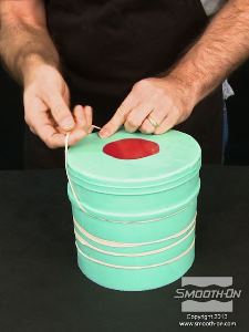 לחיצה להגדלת תמונה לאחר שהסיליקון EcoFlex® 00-30 התמצק לגמרי, מסירים את הגומיות מתבנית הMold Star 15.