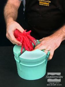 לחיצה להגדלת תמונה מפרידים את התבנית בקווי התפר ומושכים בעדינות את יציקת הסיליקון הרך EcoFlex® 00-30 מהתבנית.