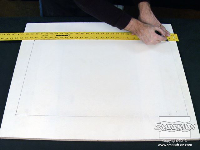 מחליטים על מידות וצורת קיר הסלע מהקצף, על סמך מדידות מיכל האקווריום. מסמנים על לוח הבסיס את קווי המתאר של קיר הסלע.