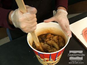 לחיצה להגדלת תמונה מערבבים ביסודיות את הבסיס והמקשה עד שמתקבלת תערובת בצבע אחיד. זמן העבודה של פוליאורתן למריחה Plasti-Paste®II הוא 10 דקות.