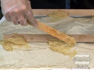 לחיצה להגדלת תמונה מטביעים במעיל התמיכה קרשים (או כל דבר אחר בעל קצה שטוח) בעזרת עוד פוליאוריתן Plasti-Paste®II. הקרשים ישמשו כתמיכה לתבנית בזמן היציקה.